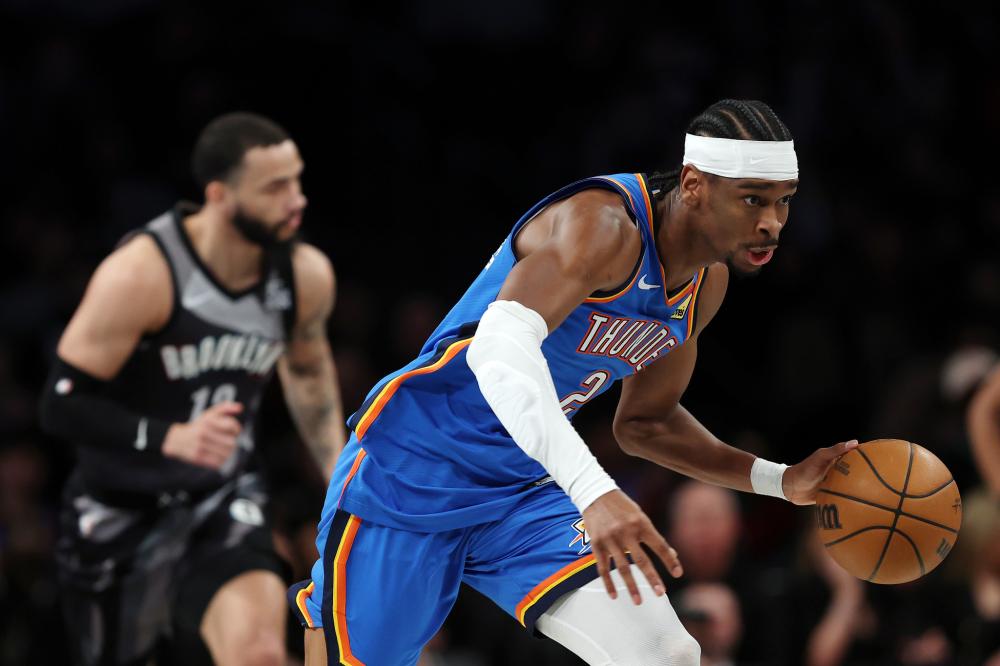 溺宠！杨瀚森洛杉矶特训气质女友一路同行，女友坐行李箱，小杨推着走